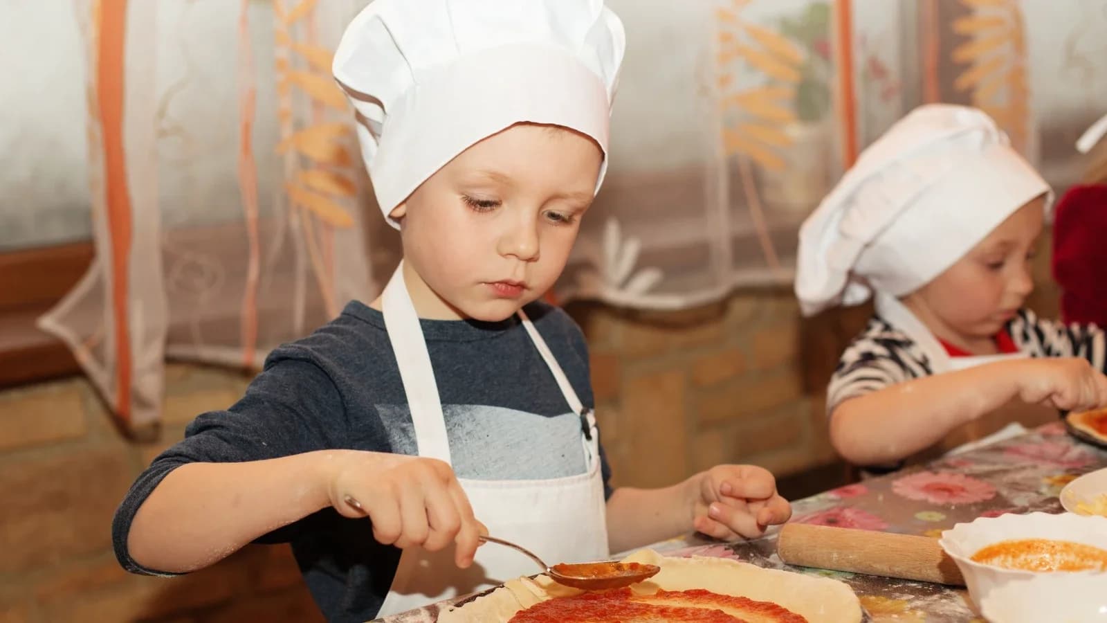 В Новопортовском Доме культуры юные жители села освоили искусство приготовления пиццы