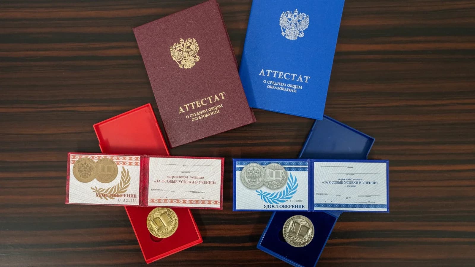 Глава Ямальского района вручил медаль выпускнице школы-интерната