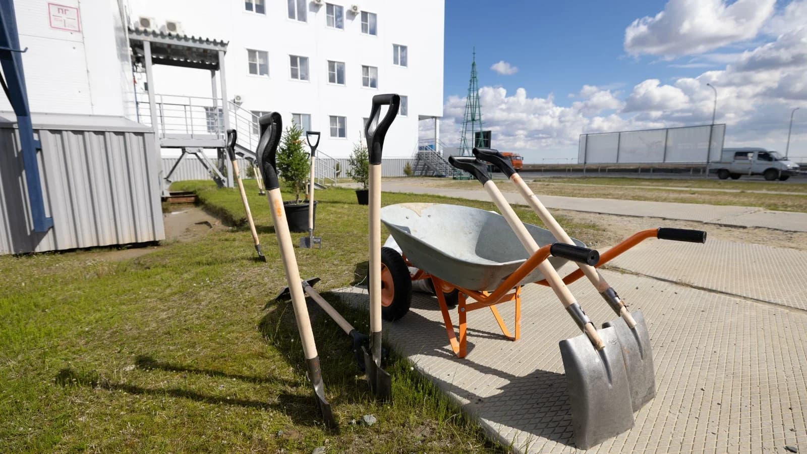 Пакистанец очищает ямальскую тундру от свалок