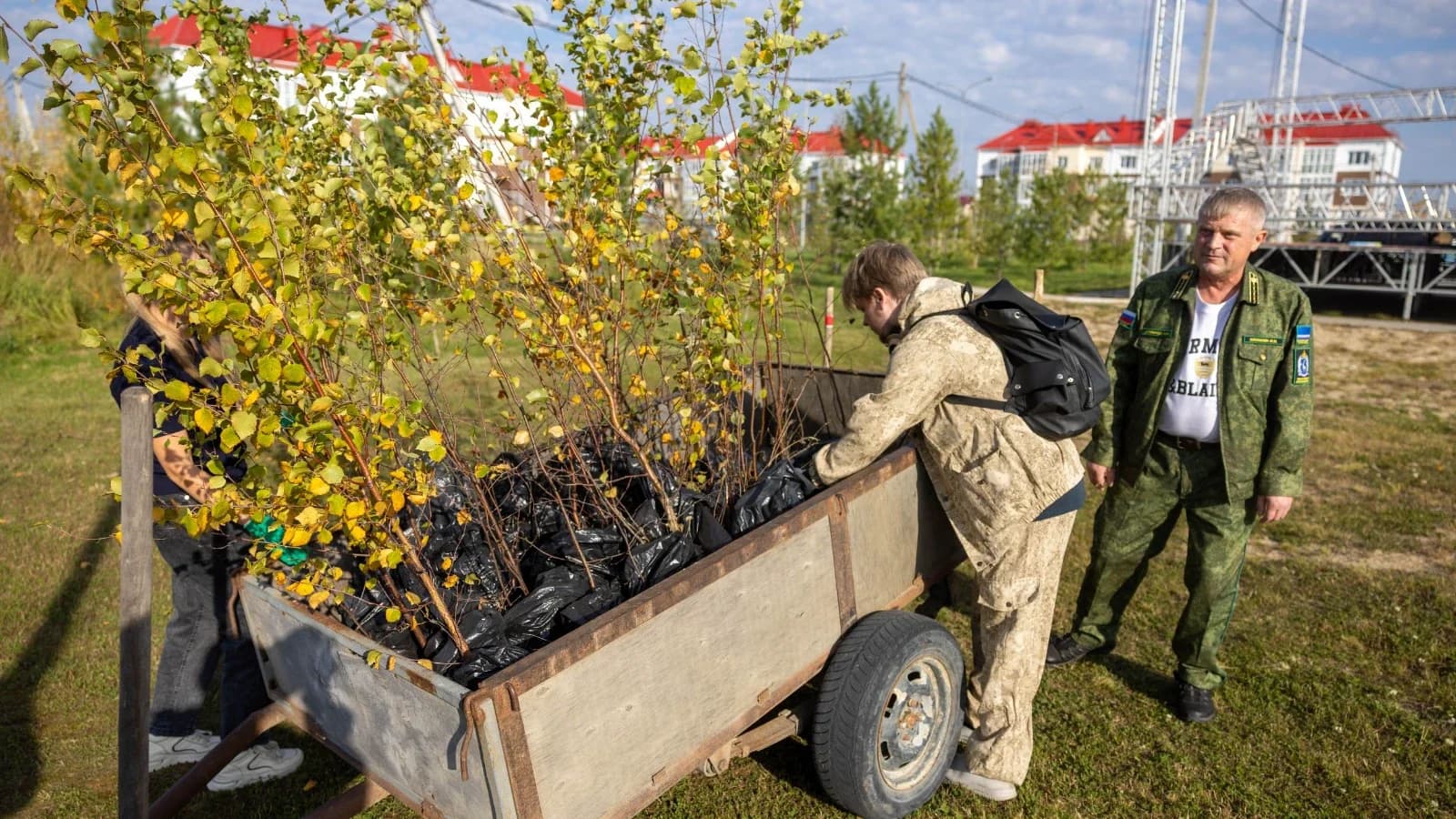 В одном из дворов Яр-Сале высадили 24 ольхи благодаря «Уютному Ямалу»