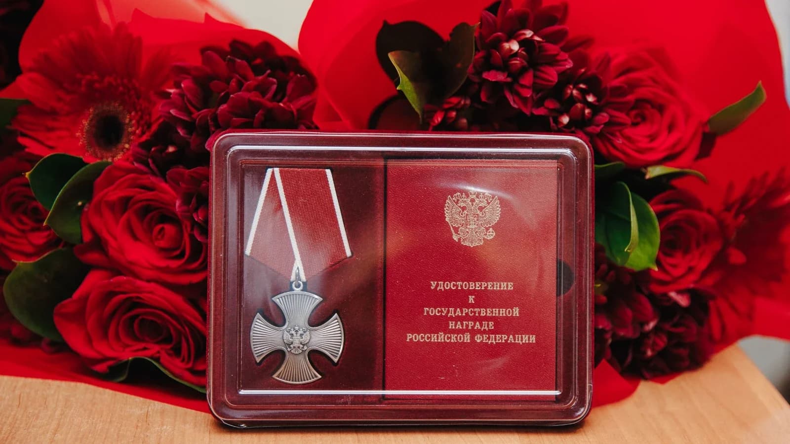 Матери бойца из Ямальского района передали орден Мужества сына