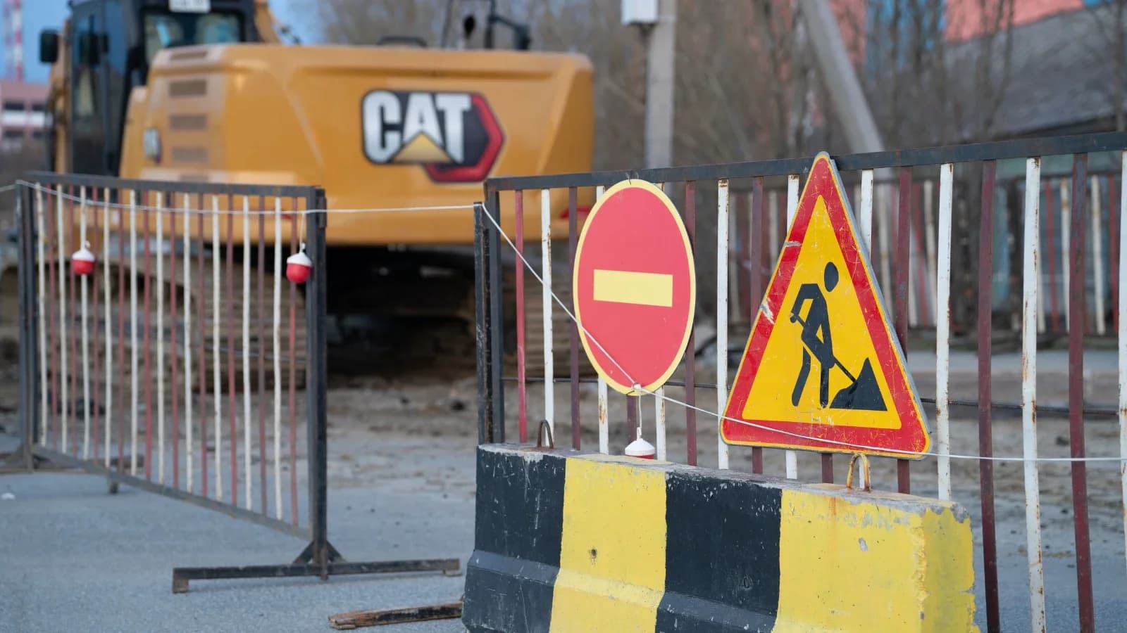 В Яр-Сале обновляют дорожное ограждение на улице Мира